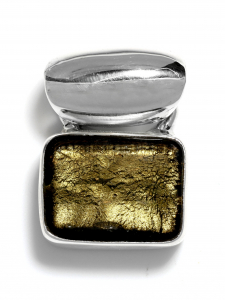 Pendente Piccolo - Verde Oliva   Pendente fatto a mano in argento naturale 925 con autentico Vetro di Murano realizzato con tecnica a lume contenente foglia d'oro 24Kt per un effetto setoso e opalescente dim.= 2,5x2cm